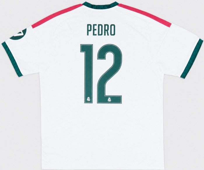 Personalización PEDRO 12 en camiseta de Real Madrid